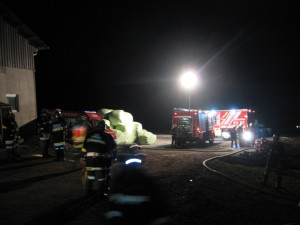 Feuerwehr bei der Herstellung der Löschleitung