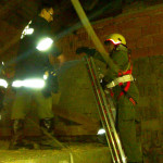 Feuerwehrmann beim Hochklettern einer Leiter