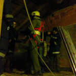 Feuerwehrmann beim Anschließen der Seile