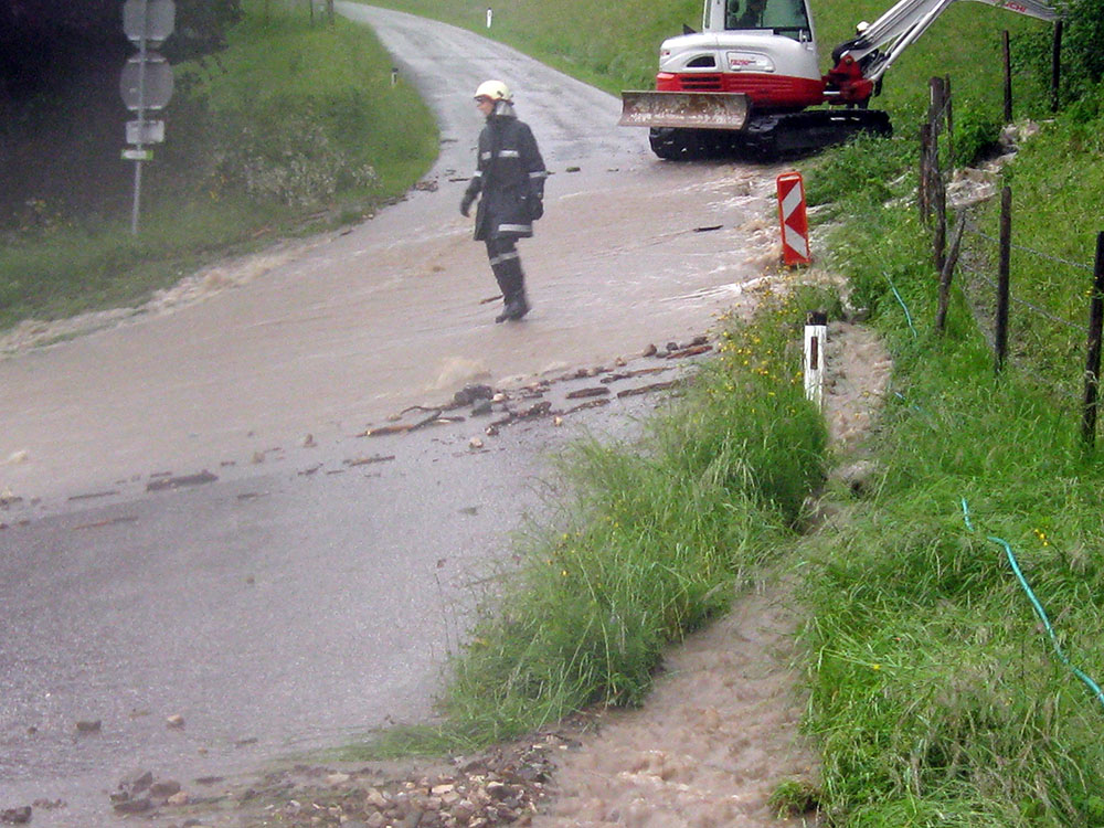 Feuerwehrmann beim Hochwassereinsatz.