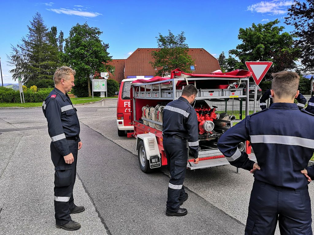 Hydranten Druck Prüfung - Anhänger wird begutachtet